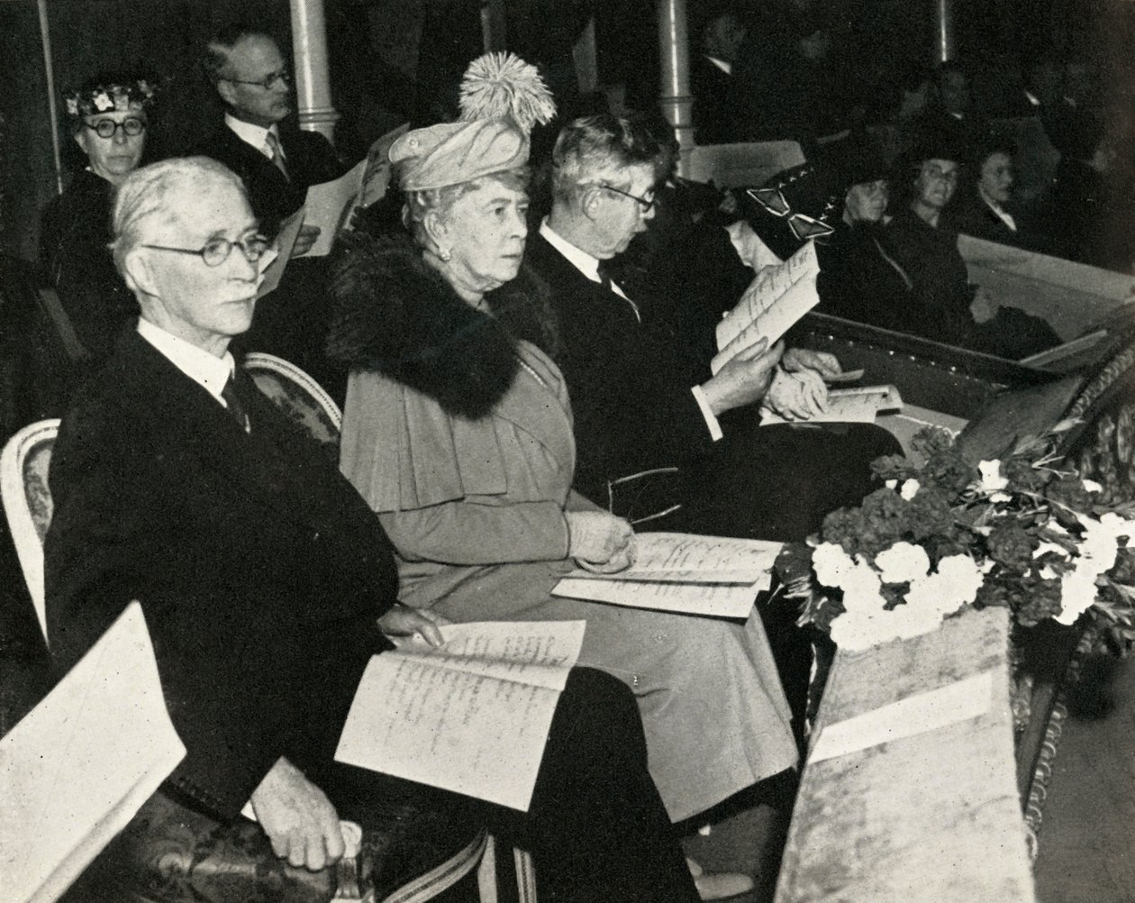 Queen Mary at the Thanksgiving for Victory concert, Royal Albert Hall, 1945 by Unbekannt