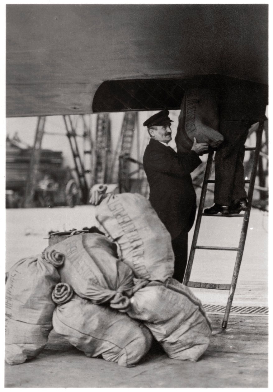 Shipping the post, Zeppelin LZ 127 Graf Zeppelin by Unbekannt