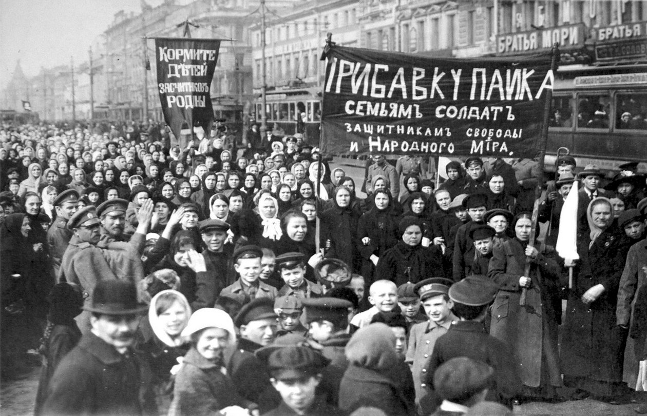 Striking Putilov workers on the first day of the February Revolution, St Petersburg, Russia by Unbekannt