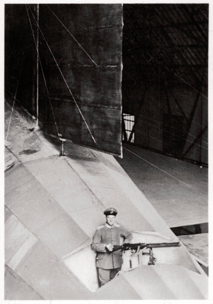 Tail gunner of a German army Zeppelin airship, World War I by Unbekannt