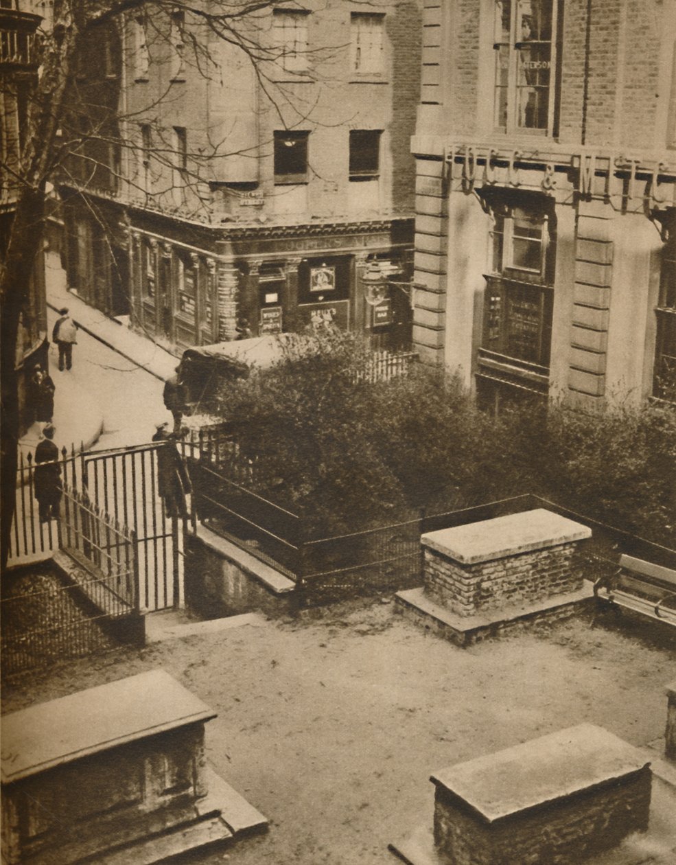 The Coopers Arms from the Churchyard of St. Olaves, Silver Street by Unbekannt