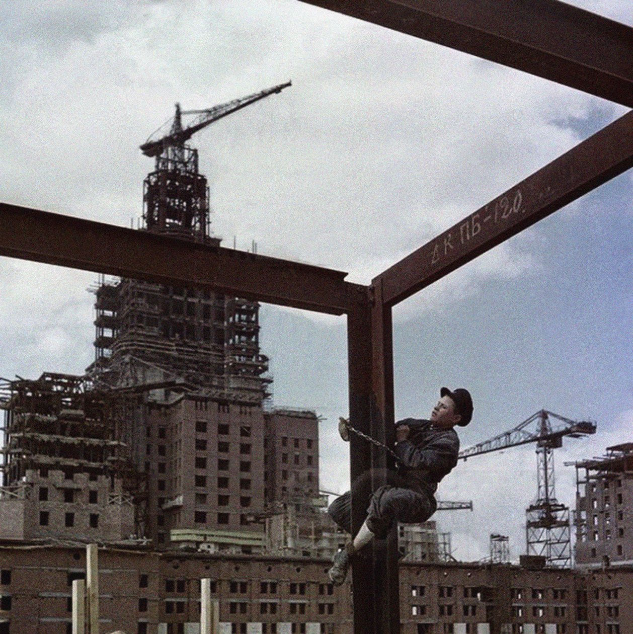The construction of the main building of Moscow State University on Lenin Hills by Unbekannt