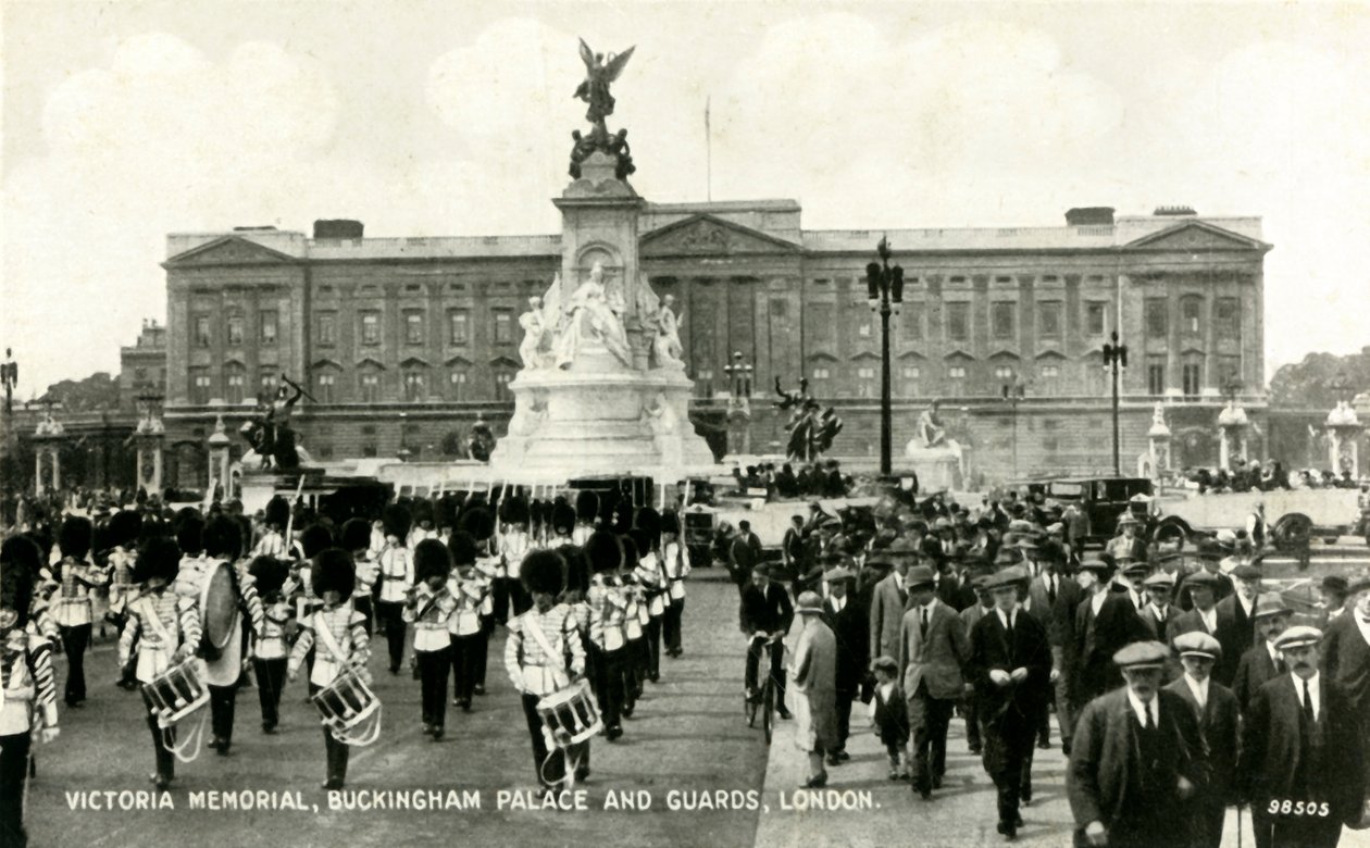 Victoria Memorial, Buckingham Palace and Guards, London by Unbekannt