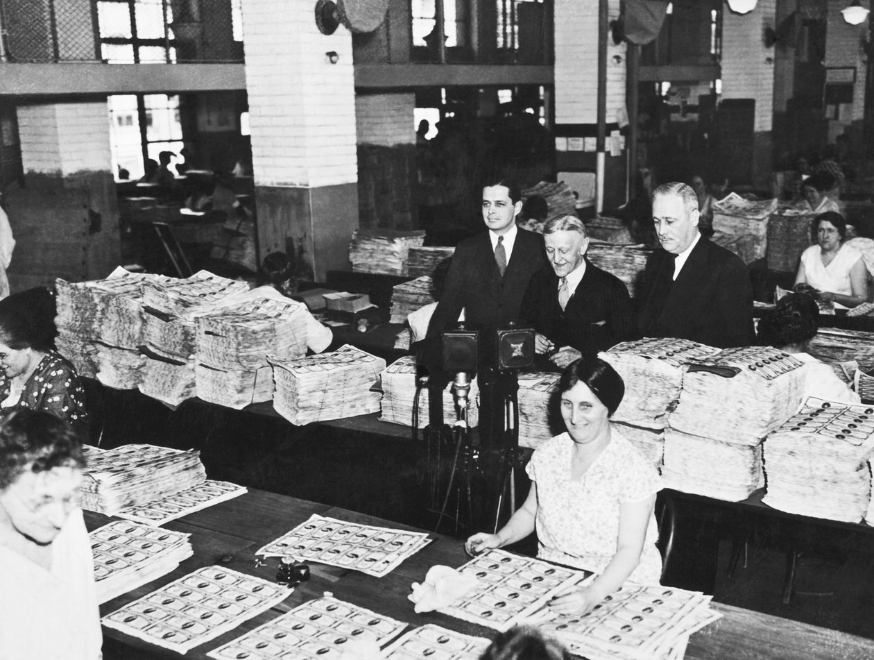 Workers Making Money, Washington, D.C., c.1929 by Unbekannt