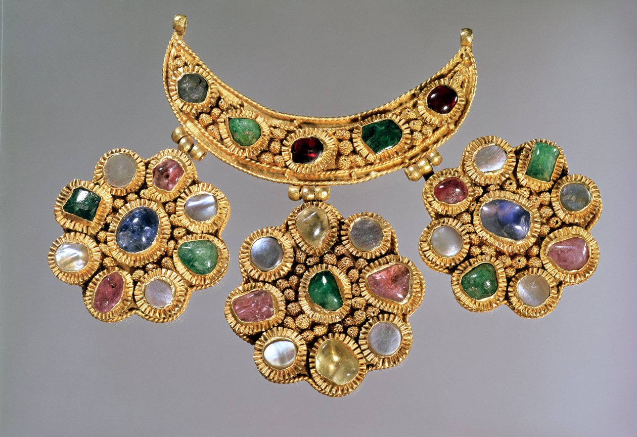 Crescent Shaped Necklace with Pendants Set with Semi-Precious Stones, Moscow, Late 14th or Early 15th Century by Unbekannt Unbekannt