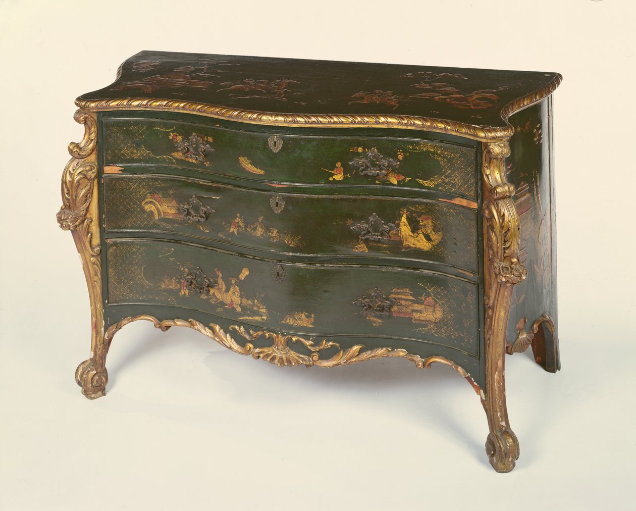Green Lacquered and Parcel Gilt Serpentine Commode, in the Style of Thomas Chippendale by Unbekannt Unbekannt