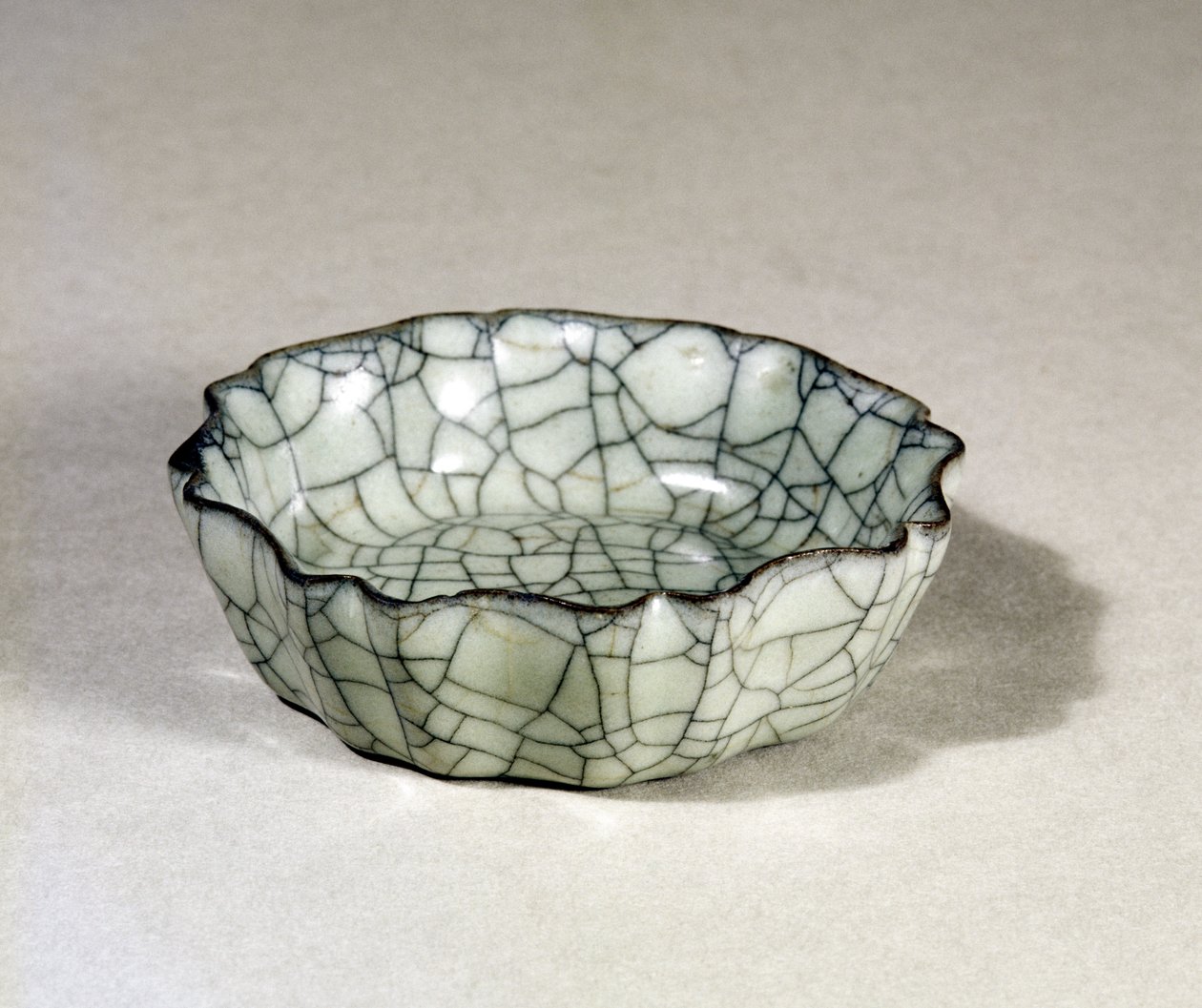 Kuan Ware Brush Washer Moulded with Eight Lobes and a Scalloped Rim, Sung Dynasty (960-1279) by Unbekannt Unbekannt