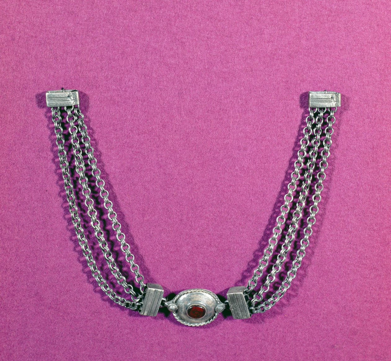 Silver necklace comprising a cornelian, in an oval setting edged with a cable moulding, suspended between two lengths of three chains fastened by a box-like clasp, found in Great Chesters, mid 1st to early 2nd century AD by Unbekannt Unbekannt