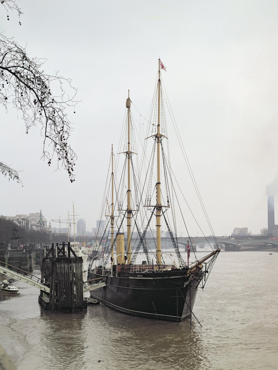View of the River Thames with RRS Discovery, sailed by Scott to the Antarctic in 1901-04 by Unbekannt Unbekannt