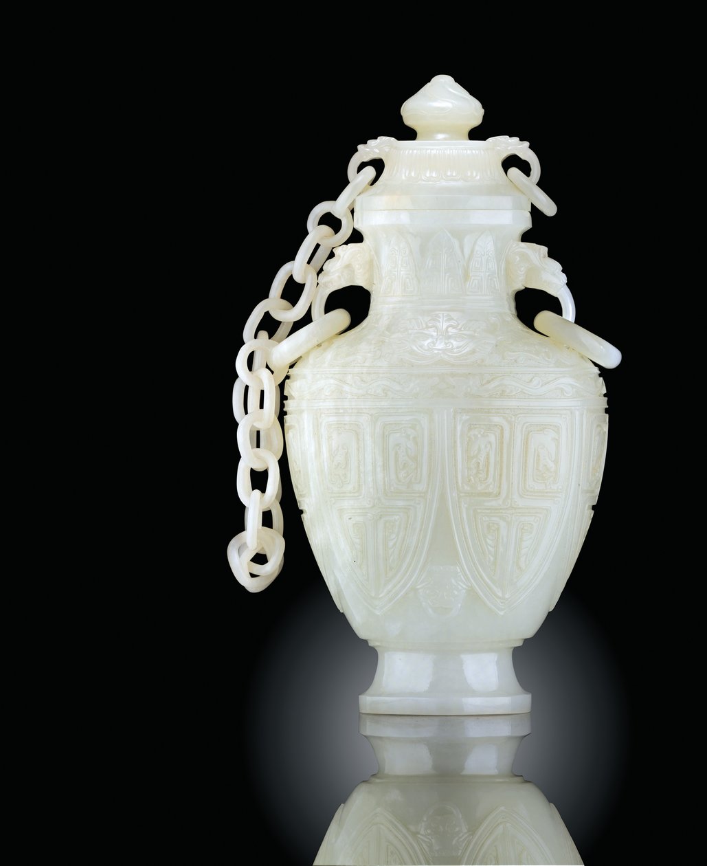 Archaistic vase and cover, 18th - 19th century by Unbekannt