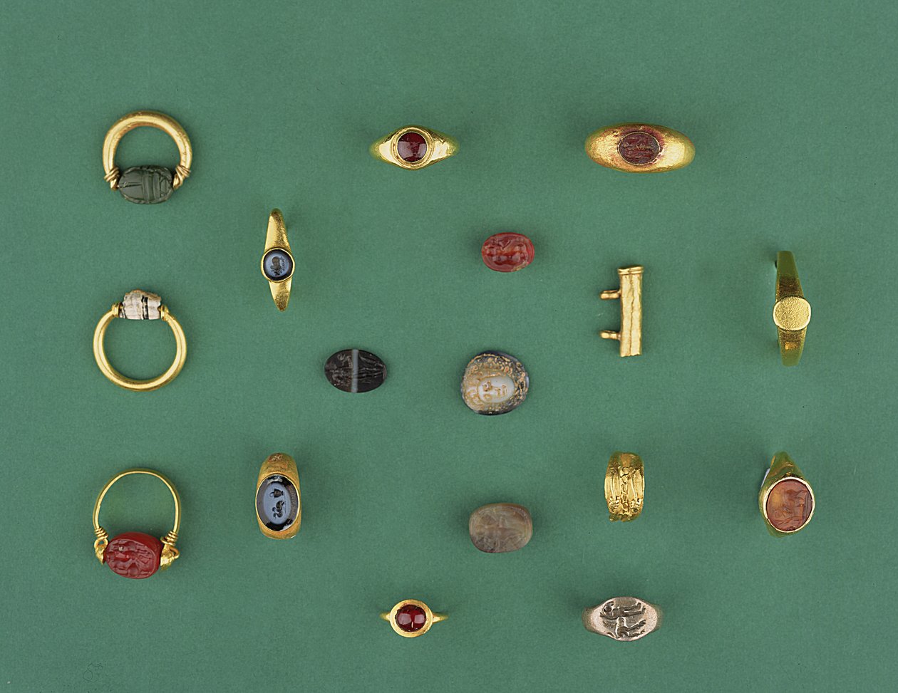 Collection of Roman, Etruscan and Hellenistic Jewellery including a Phoenician scarab ring, a cameo, amulet holders and an agate intaglio by Unbekannt
