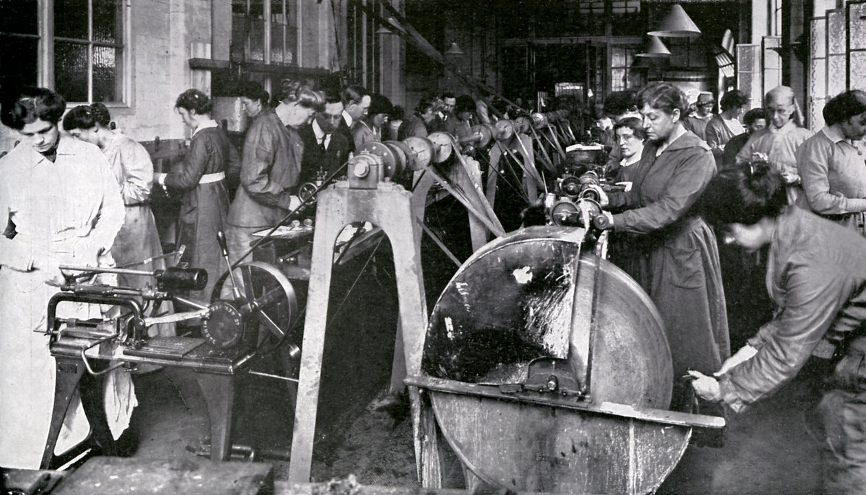 Munitions Workers during World War 1 by Unbekannter Künstler