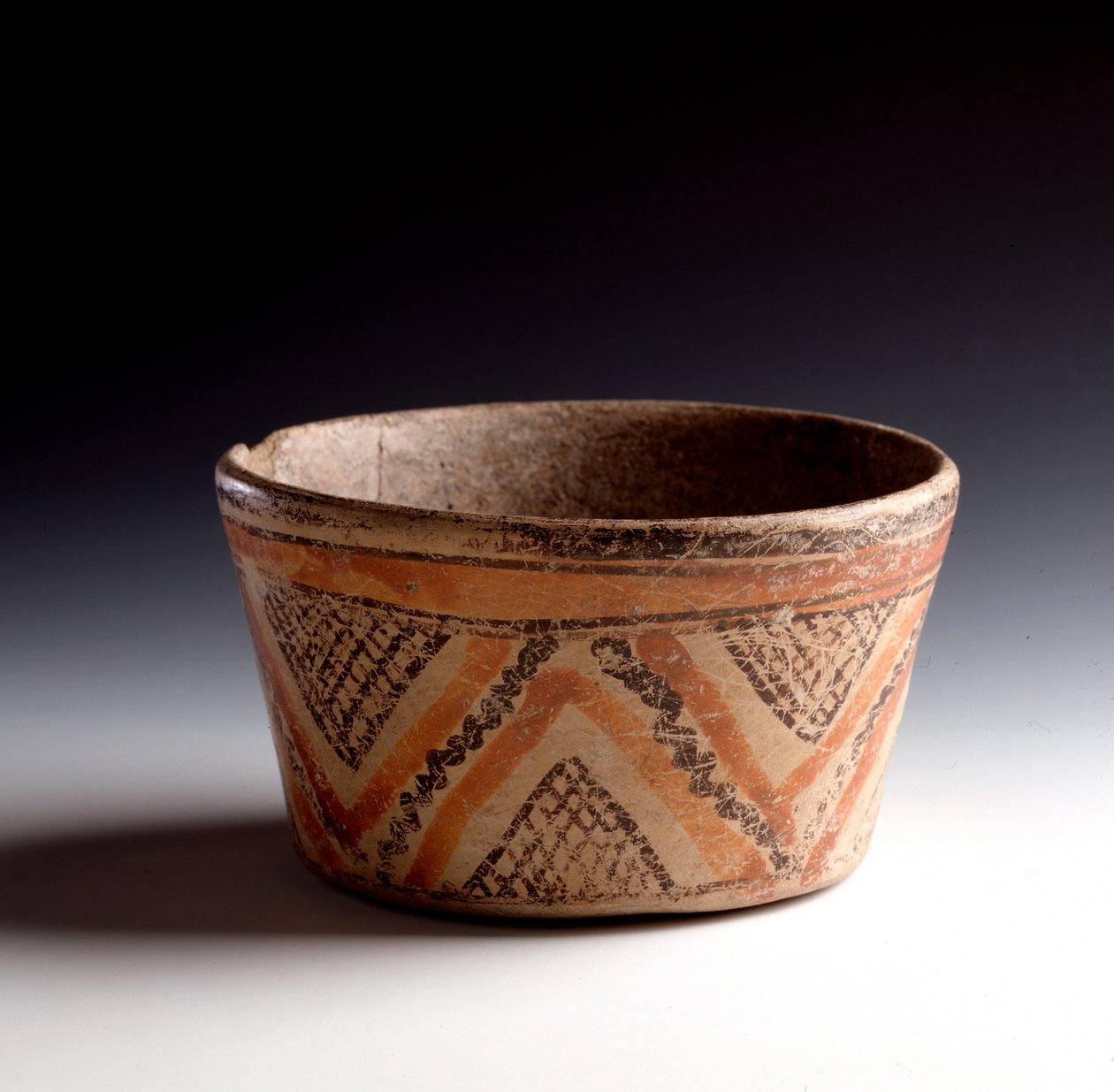 Pre-Columbian art, Mayan civilization, classical period: cutting polychrome clay decorated with zigzags and triangles. From Peten, Guatemala Dim. h. 10 x diam. 10.6 cm Guatemala, Museo Nazionale di Archeologia e Etnologia by Unbekannt