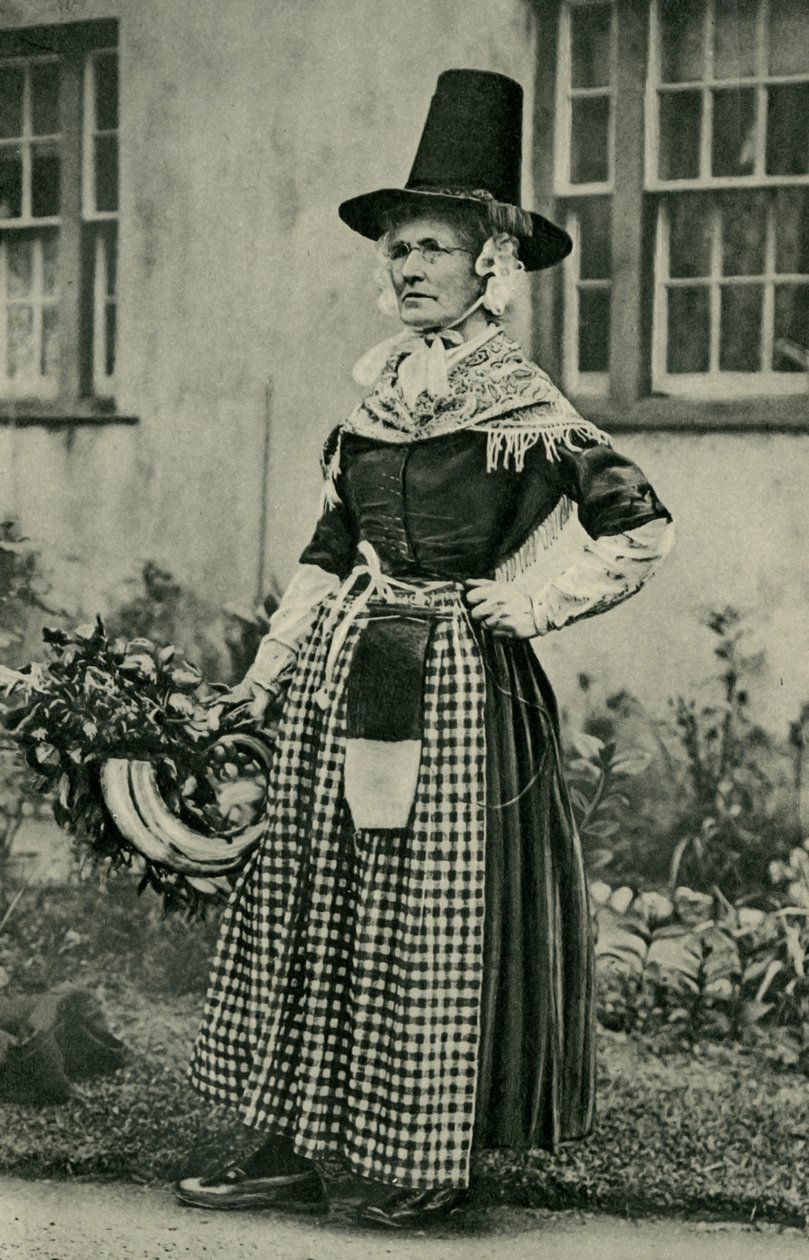 Wales. A stately old Welsh dame, staunch to national costume. 1920 by Unbekannt