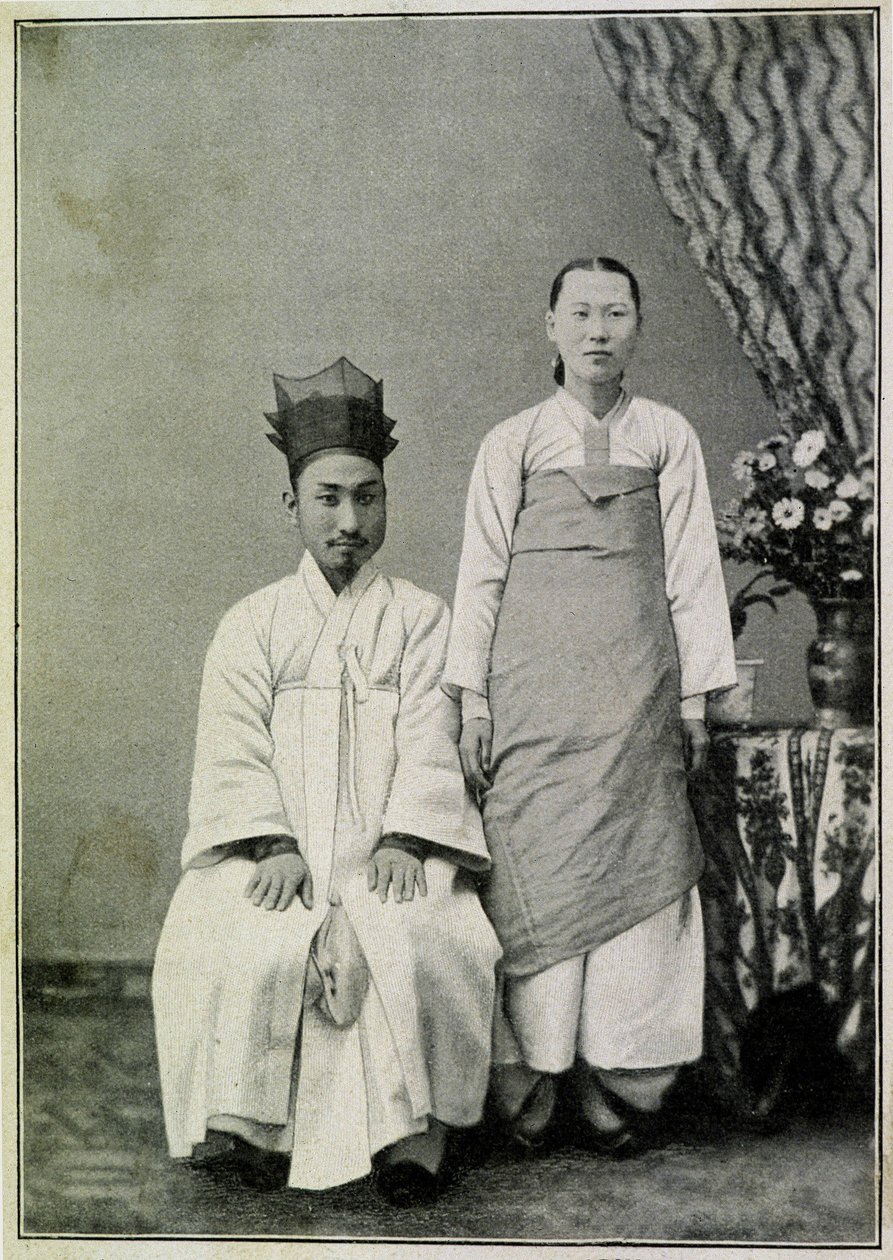Portrait of a Korean civil servant and his wife at the end of the 19th century by Unknown photographer