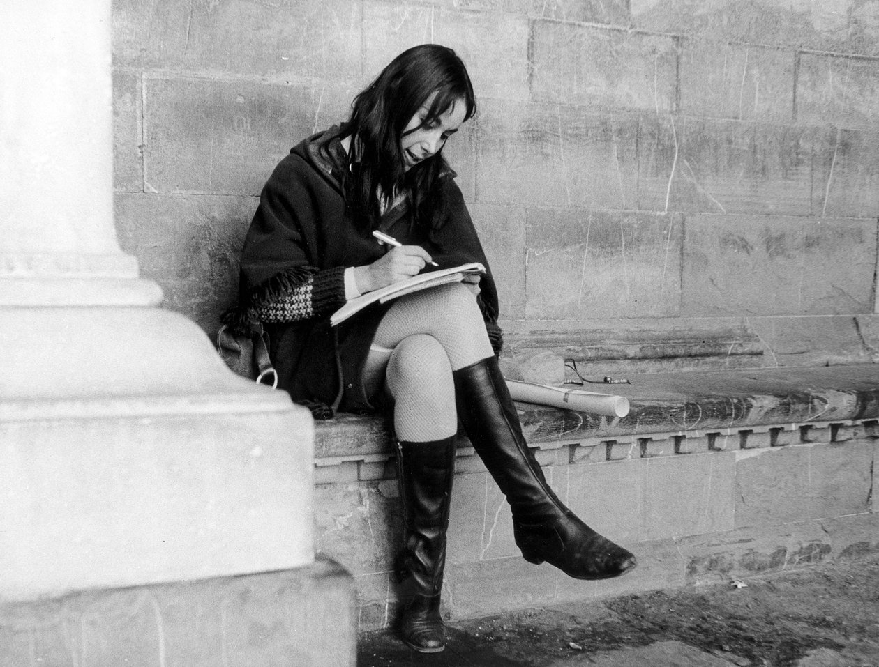 Young woman writing under the Loggia del Lanzi in Florence by Vincenzo Balocchi