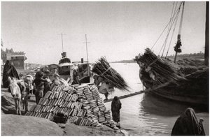 Unloading cargo from a boat, Muhaila, Baghdad, Iraq by A. Kerim