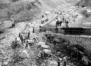 Loading blocks of marble at the quarry of Ravaccione by Fratelli Alinari