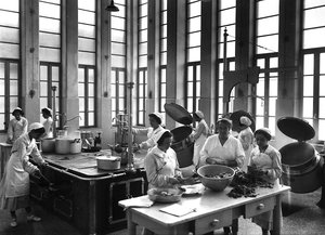Villa Rosa Maltoni Mussolini: cooks preparing meals