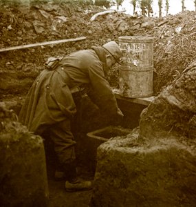 First World War: Stereo glass plate - Improvised washbasin in a trench - Private collection by Anonymous Anonymous