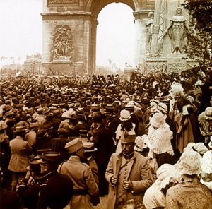 Stereoscopic Glass Plate on the First World War: The Parisian Population on the Day of Victory in 1919