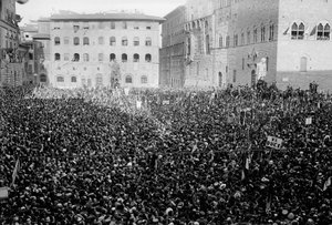 Crowd gathered in Piazza Signoria on the occasion of Hitler and Mussolini