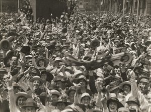 Crowd in Martin Place, Sydney, celebrating the news of the signing of the armistice, 11 November 1918