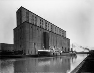 S. S. Arthur Orr at Armour Elevator E, Chicago, Illinois, USA, c.1905
