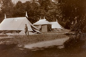 Album of the First World War in Friuli-Venezia Giulia: tents acceptance, surgery and dressing in front of Villa Brazzà, home to 17 of the Hospital of war in Soleschiano Manzano, photo taken from the church tower, May 1916 by Bietti Bietti