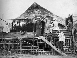 Hindu fakirs and a native dwelling, 1902