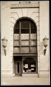 Storefront of En Route Service, Inc., at the Savoy Plaza Hotel, New York, 1928 by Byron Company