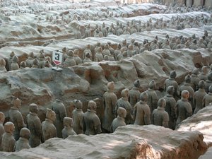 Xian Museum, pit with warriors and terracotta horses from the tomb of Emperor Shi Huangdi