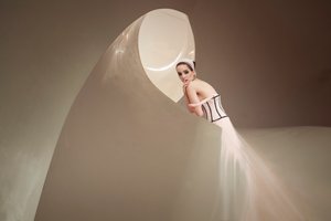 Elegant Fashion Curve by Christine von Diepenbroek