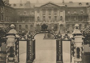 Entrance to Guys Hospital with the Founder