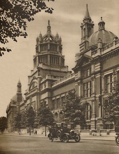 Facade of the Victoria and Albert Museum in Cromwell Road