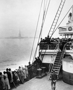 Arriving of Immigrants in Ellis Island, New York, Photo by Edwin Levick, c. 1905