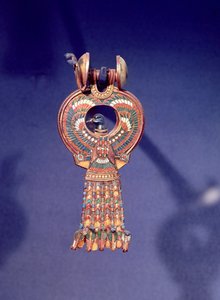 Right Earring from a Pair of Earrings with a Bluebird, from the Tomb of Tutankhamun, Valley of the Kings, Thebes, c.1347-37 BC