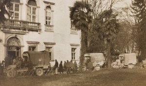 Album of the First World War in Friuli-Venezia Giulia: arrival of the ambulance with the wounded in Villa Brazzà, home to 17 of the Hospital of war in Soleschiano Manzano, 25/11/1915 by Elena Bianconcini