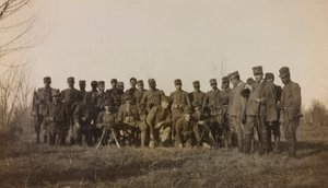 Album of the First World War in Friuli-Venezia Giulia: group portrait of the soldiers of the Infantry 112.mo with two machine guns near the River Tower