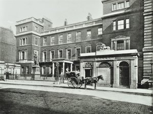 Hansom cab outside the war office, Pall Mall, Willis Collection, 1890