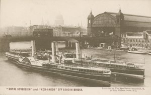 Royal Sovereign and Koh-I-Noor off London Bridge by English Photographer