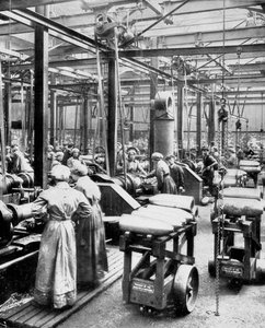 Women making high explosive shells