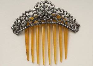 Hair comb with hinged headpiece