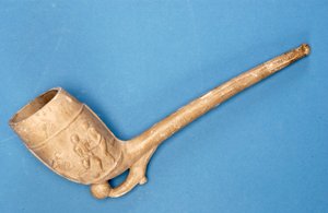 Pipe with raised design of football and rugby (clay)