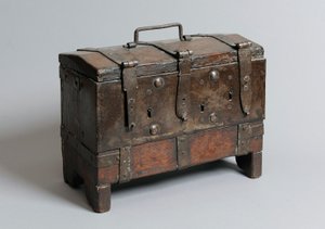 Small chest on four bracket feet with straps, three locks and handle