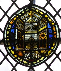 Window s4 depicting a shield with architectural detail