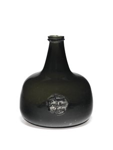 Wine bottle of mallet form with string rim and kick-in base