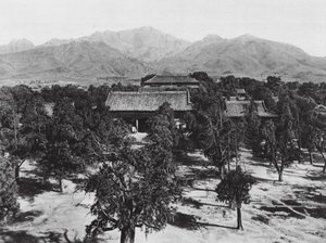 Taianfu, Tai miao, Shantung, View of the Sacred Mount Tai shan over the Great Temple to the north by Ernst Boerschmann