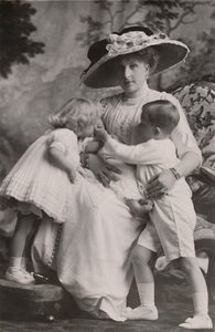 Queen Victoria of Spain with Prince Alfonso, Princess Maria Christina and Princess Beatrice, 1911