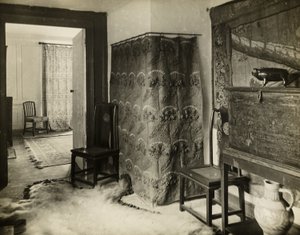 Kelmscott Manor: Passage to Parallel Room
